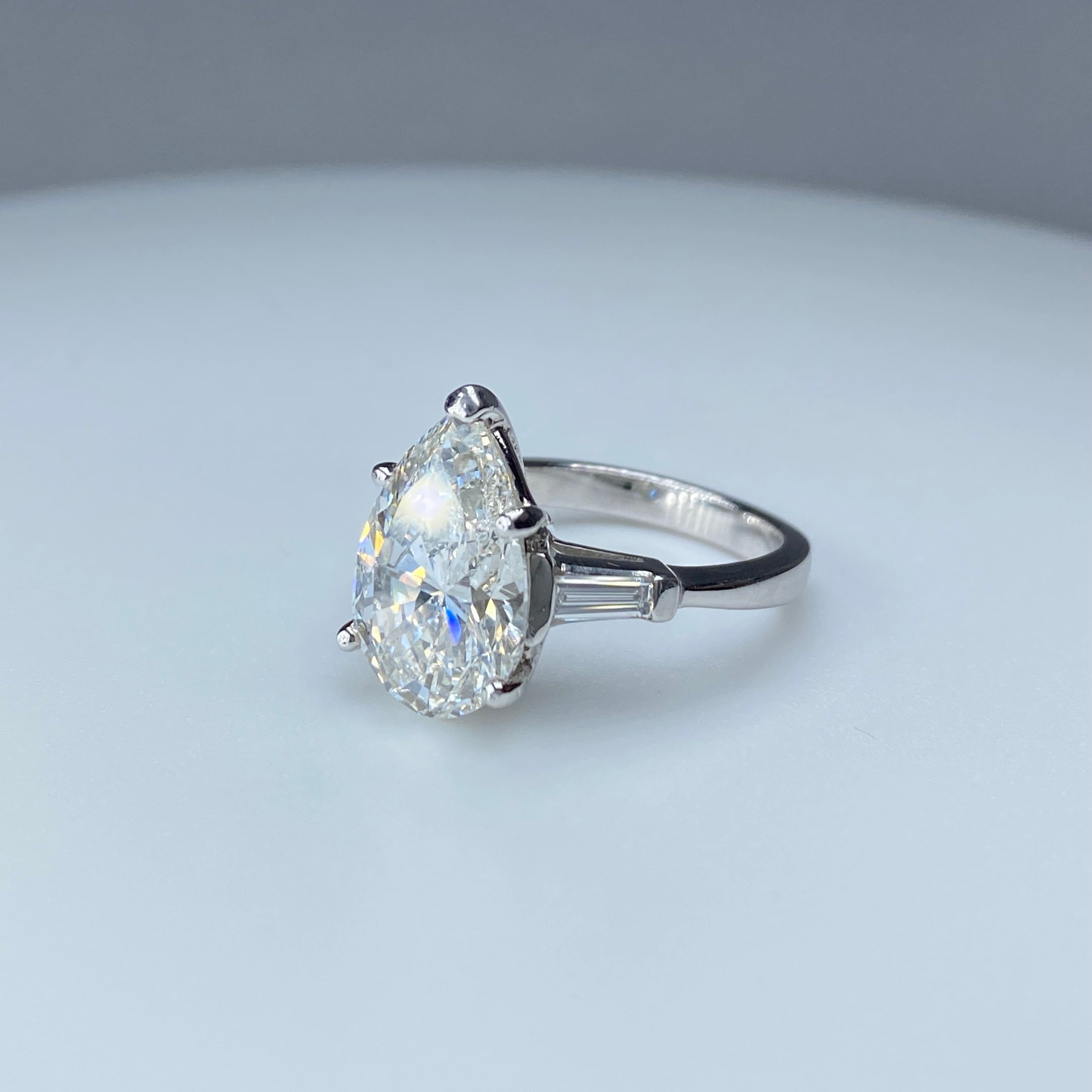 Pear-shaped diamond halo ring